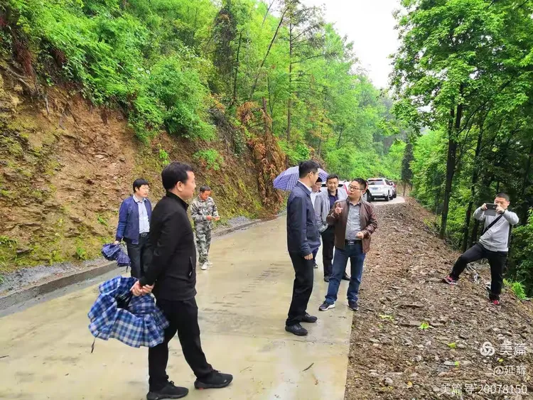邱纪成到汉滨区流水镇碾坪村调研脱贫攻坚工作